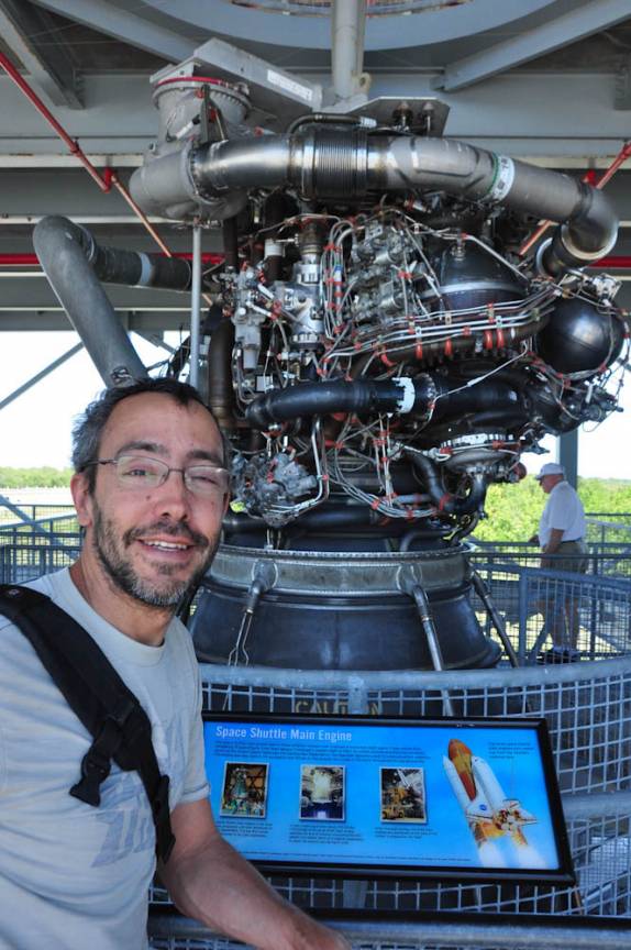 Um dos motores do foguete do ônibus espacial, no Kennedy Space Center, no Cabo Canaveral, na Flórida - EUA. Parece o motor da Fiona!